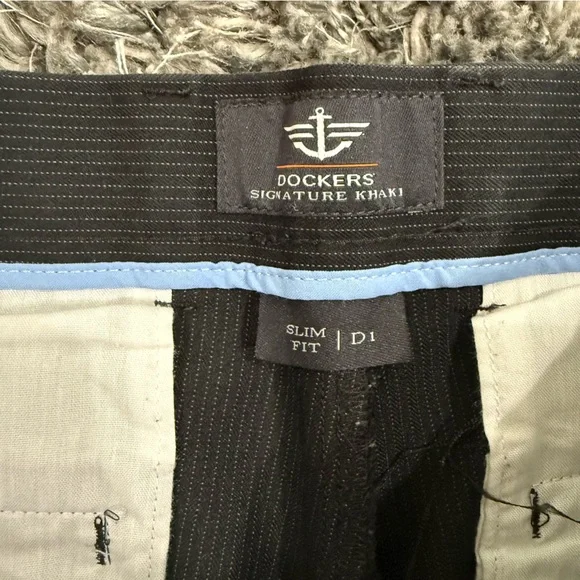 Dockers Men’s Slim Fit Signature Khaki Striped Pants in Black, Size 32X32 - Picture 2 of 5